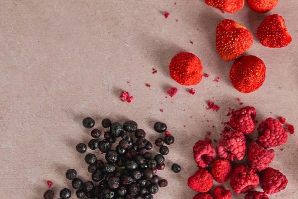 Sommer im Vorratsschrank: Was Trockenfrüchte und gefriergetrocknete Beeren unterscheidet