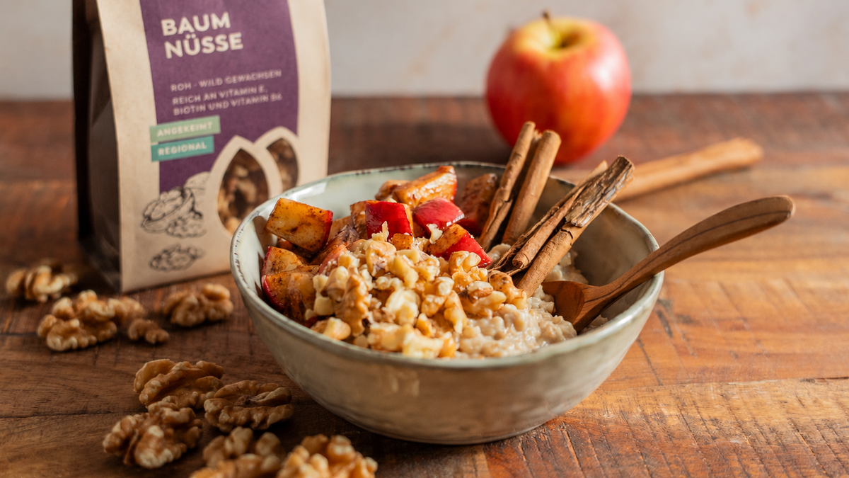 Porridge mit Apfel-Zimt und angekeimten Baumnüssen