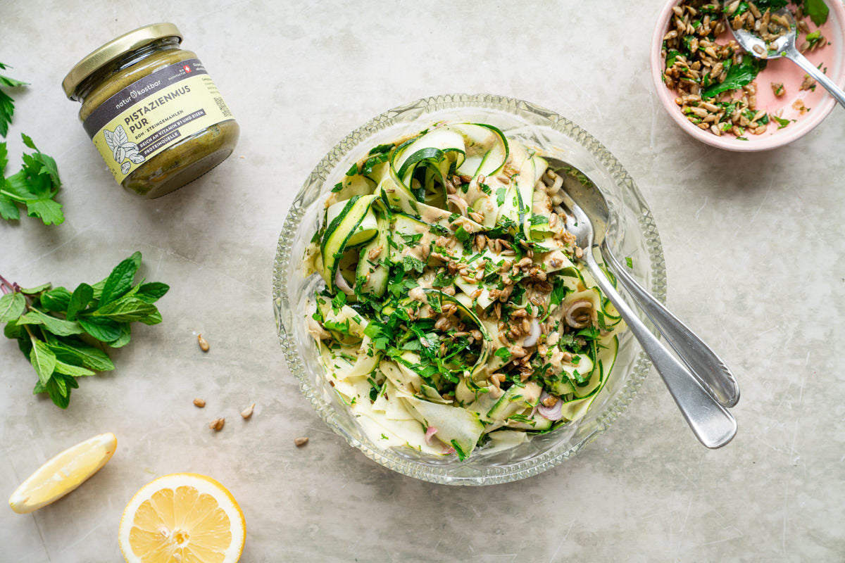 Zucchinisalat mit Pistaziendressing