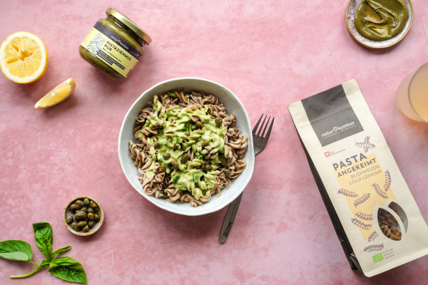 Angekeimte Buchweizen-Goldleinsam-Pasta mit cremiger Pistazienmussauce - 
