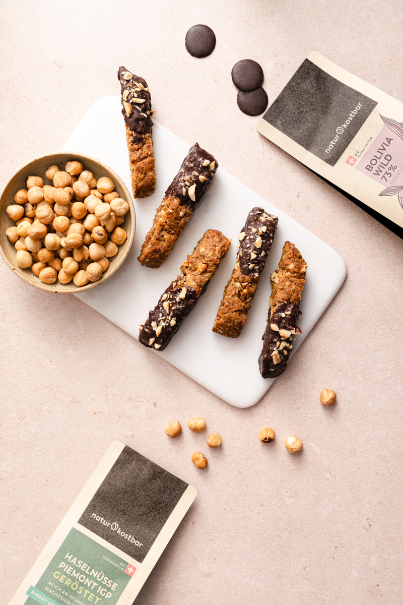 Knusprige Haselnuss-Biscotti mit Schokolade