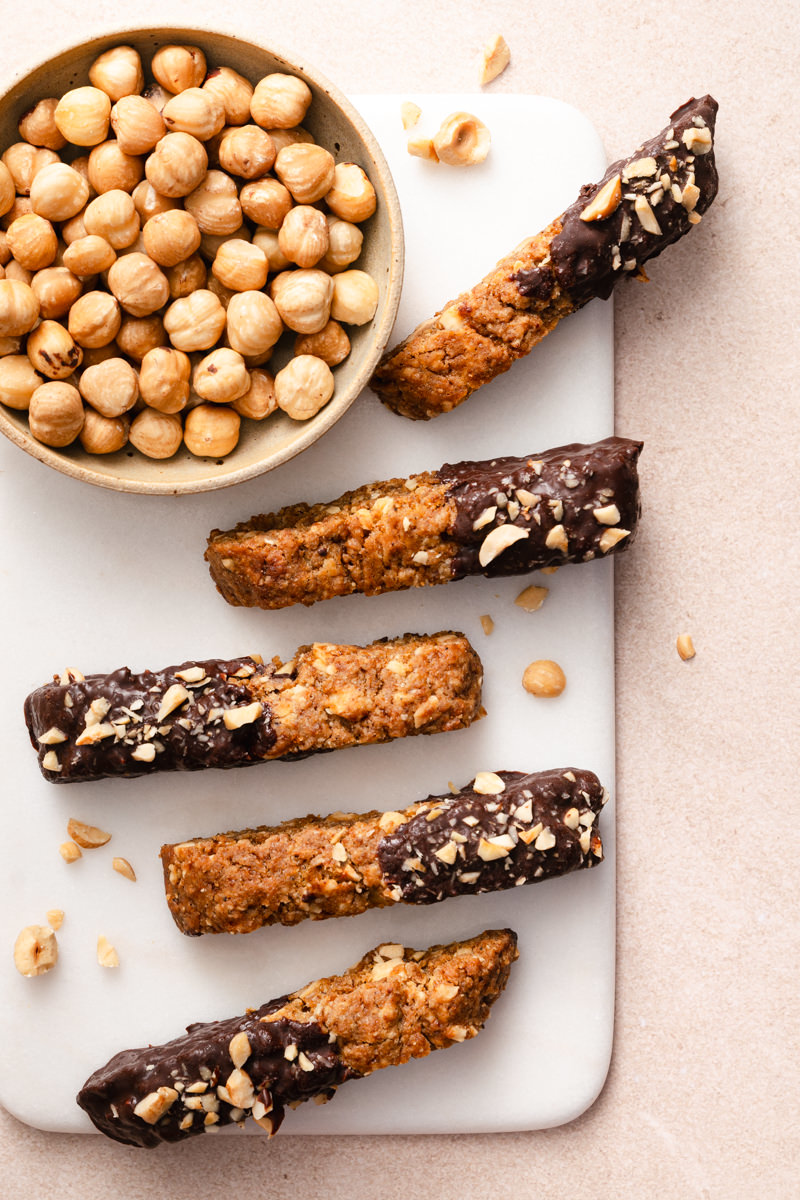 Knusprige Haselnuss-Biscotti mit Schokolade