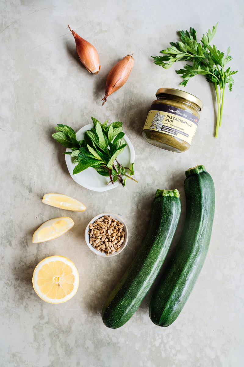 Zucchinisalat mit Pistaziendressing