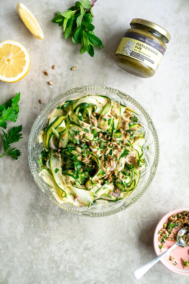 Sommerlicher Zucchinisalat mit Pistaziendressing